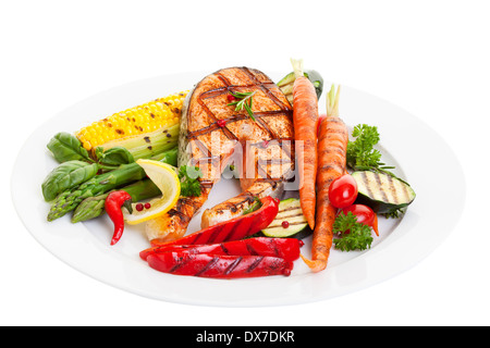 Salmone alla griglia bistecca con verdure il mais e gli asparagi Foto Stock