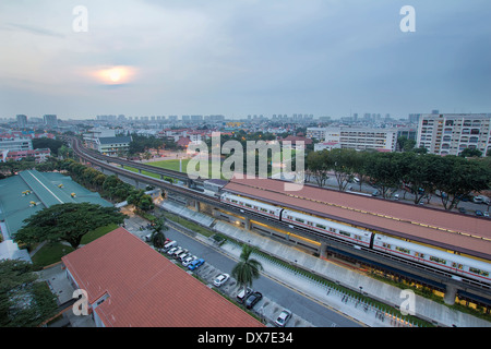 Eunos quartiere residenziale di MRT di treno dalla Stazione di Singapore durante la mattina presto Alba Sunrise Foto Stock