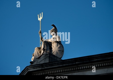 Statua di Britannia sopra la Somerset House, Londra, Britannia è un antico termine Romano per la Gran Bretagna e anche una femmina Foto Stock