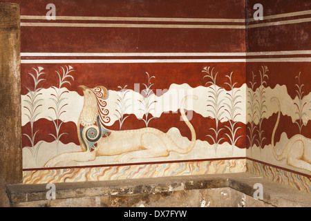 Affresco murale di un grifone nella sala del trono, il Palazzo di Cnosso, Cnosso, Creta, Grecia Foto Stock