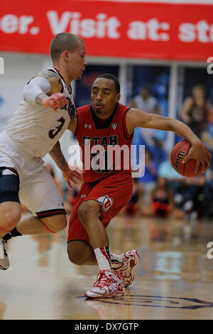 Moraga, CA, Stati Uniti d'America. Xviii Mar, 2014. Mar 18 2014 - Moraga, CA U.S - Utah G # 11 Brandon Taylor e Saint Mary's Kerry Carter durante il NCAA di pallacanestro degli uomini di gioco tra Utah Runnin Utes e Saint Mary's Gaels 58-70 perso al Padiglione McKeon, Moraga Calif © csm/Alamy Live News Foto Stock