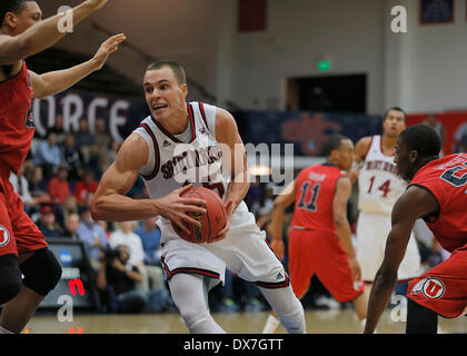 Moraga, CA, Stati Uniti d'America. Xviii Mar, 2014. Mar 18 2014 - Moraga, CA U.S - Saint Mary's F # 15 Beau Levesque rigido per il cerchio tra due giocatori dello Utah e punteggio nel corso degli uomini del NCAA pallacanestro tra Utah Runnin Utes e Saint Mary's Gaels70-53 vincere al Padiglione McKeon, Moraga Calif © csm/Alamy Live News Foto Stock