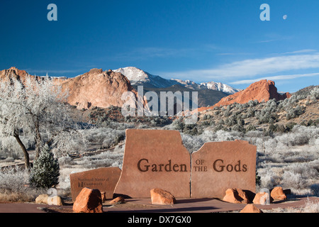 Segno di entrata al giardino degli dèi park, Colorado Springs, Colorado, Stati Uniti d'America su un gelido giorno d'inverno. Si tratta di un pubblico parco della città. Foto Stock