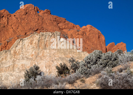 Baciare i cammelli e White Rock contro un cielo azzurro nel Giardino degli dèi park, Colorado Springs, Colorado, STATI UNITI D'AMERICA Foto Stock