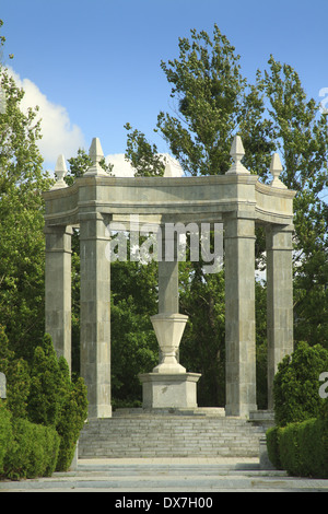 Offerte di pietre tombali, monumentale Gloriette che onora il colonnello Ivan Polubin, eroe dell Unione Sovietica abbattuto su Wroclaw in Foto Stock