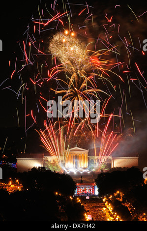 Fuochi d'artificio su Philadelphia Museum of Art, Philadelphia, Pennsylvania, STATI UNITI D'AMERICA Foto Stock