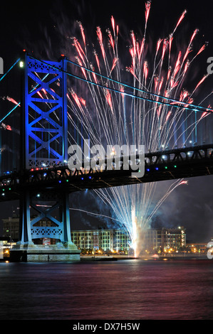 Fuochi d'artificio oltre il Ben Franklin e il ponte del fiume Delaware, tra Camden , New Jersey e Philadelphia, Pennsylvania. Foto Stock
