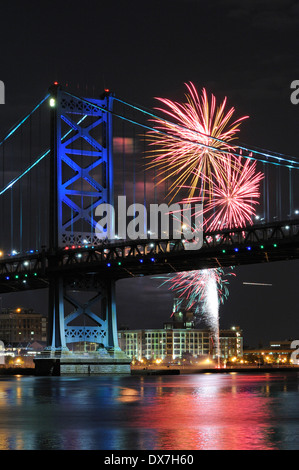 Fuochi d'artificio oltre il Ben Franklin e il ponte del fiume Delaware, tra Camden , New Jersey e Philadelphia, Pennsylvania. Foto Stock