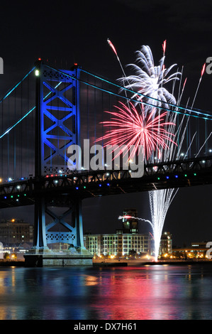 Fuochi d'artificio oltre il Ben Franklin e il ponte del fiume Delaware, tra Camden , New Jersey e Philadelphia, Pennsylvania. Foto Stock