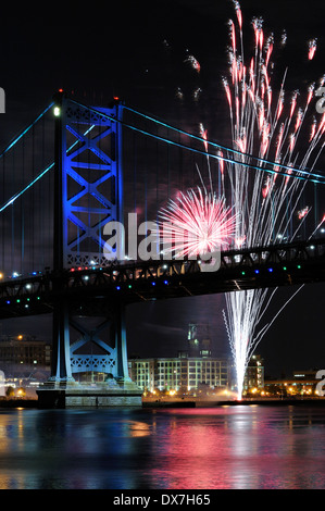 Fuochi d'artificio oltre il Ben Franklin e il ponte del fiume Delaware, tra Camden , New Jersey e Philadelphia, Pennsylvania. Foto Stock