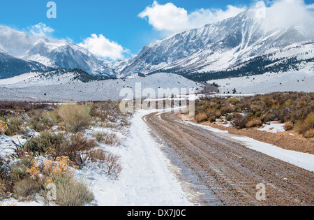 Deserto strada di montagna in inverno Foto Stock