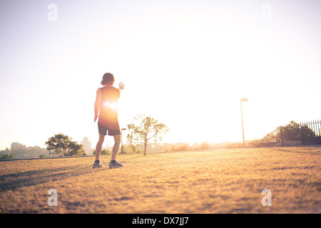 Un giovane maschio adatta a fare tai chi al mattino presto sun Foto Stock