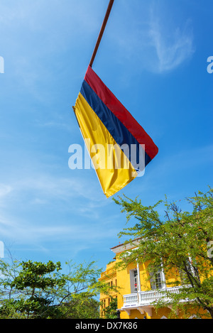 Bandiera colombiano nella città vecchia di Cartagena, Colombia con cielo blu e architettura coloniale Foto Stock