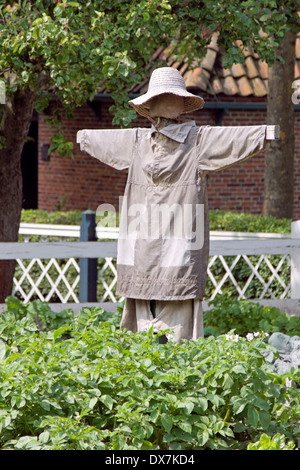 Lo Spaventapasseri tradizionale presso il museo Zuiderzee, un bene culturale e il museo marittimo di Enkhuizen, North Holland, Paesi Bassi. Foto Stock