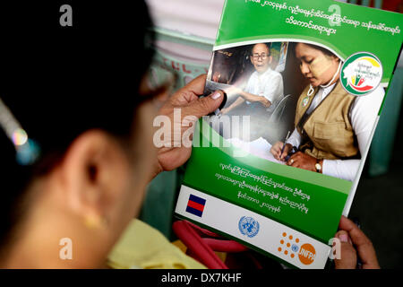 Yangon, Marzo 20. Decimo Apr, 2014. Un enumeratore per 2014 censimento nazionale legge un opuscolo durante il corso di formazione in tecniche di enumerazione di Yangon, Myanmar, Marzo 20, 2014. Il 12-giorno censimento utilizzando una forza lavoro di 120.000 sarà effettuata dal 30 marzo al 10 aprile 2014. © U Aung/Xinhua/Alamy Live News Foto Stock