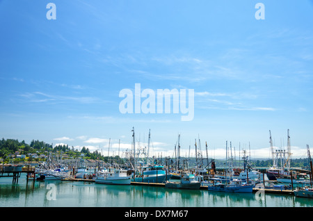 Barche in Yaquina Bay a Newport, Oregon Foto Stock