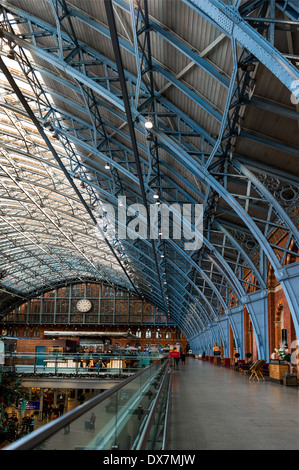 Il capannone di Barlow a London St Pancras stazione ferroviaria Foto Stock