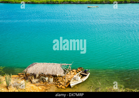 Entrata di un bay passando da una baracca fatiscente nei pressi di Punta Gallinas in La Guajira, Colombia Foto Stock