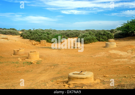 Pozzetti in un deserto di La Guajira, Colombia utilizzato per acqua da parte degli indigeni Wayuu Foto Stock