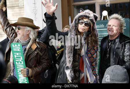 Aerosmith Brad Whitford, sinistra, Steven Tyler e Joey Kramer onda per ventole a un indirizzo di Boston che è stata la loro casa in Foto Stock