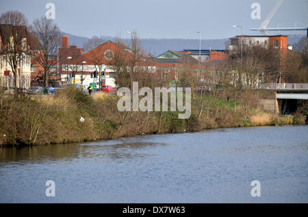 Cardiff, Galles, UK. Xx marzo, 2014. Un corpo di Le Mans è stata trovata parzialmente sommerso in acqua al di sotto di una strada brige. L'uomo aveva subito ferite alla testa. Un anonimo la chiamata è stata fatta per il Galles del Sud la polizia poco prima di mezzanotte mercoledì, 19 marzo 2014, e fu trovato poco dopo dalla polizia. L'uomo deve essere ancora identificati. DI Kath Pritchard detto " stiamo trattando l'incidente come sospetto'. Credito: Tom Guy/Alamy Live News Foto Stock