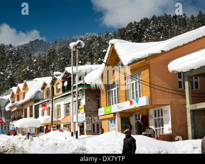 India, Kashmir, Tangmarg bazaar, nevicate su negozi e di Jammu e Kashmir Bank Foto Stock