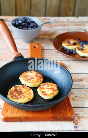 Frittelle di formaggio in una padella, cibo closeup Foto Stock