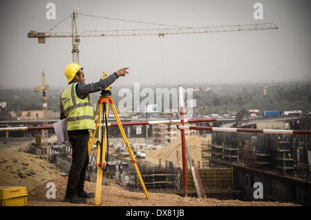 Il Cairo, Egitto. Xvii Mar, 2014. Lavoratori nel sito del Grand Museo Egizio, Giza, Egitto, 17 marzo 2014. Il costo totale di costruzione del museo è di 350 milioni di dollari e si prevede di attirare ogni anno 3 milioni di visitatori quando aperto nel 2015. © Nameer Galal/NurPhoto/ZUMAPRESS.com/Alamy Live News Foto Stock