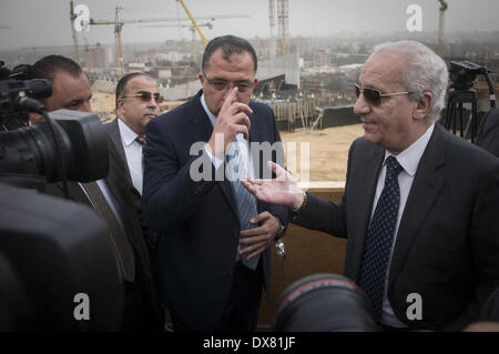 Il Cairo, Egitto. Xvii Mar, 2014. Ministro egiziano delle Antichità Mohamed Ibrahim parla durante la conferenza stampa di fronte al cantiere della Grand Museo Egizio, Giza, Egitto, 17 marzo 2014. © Nameer Galal/NurPhoto/ZUMAPRESS.com/Alamy Live News Foto Stock