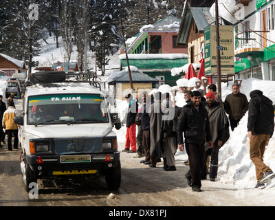 India, Kashmir, Tangmarg bazaar, condividere i tassisti e guide in attesa per i clienti Foto Stock