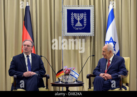 Gerusalemme, Israele. 20 Mar, 2014. Premier della Sassonia-Anhalt Reiner Haseloff (L) parla con il presidente israeliano Shimon Peres a Gerusalemme, Israele, 20 marzo 2014. La riunione tra Haseloff e Peres era organizzato con breve preavviso. Haseloff è in visita in Israele per discutere di temi tra cui la cooperazione economica tra Sassonia-Anhalt e Israele. Credito: MARC TIRL/dpa/Alamy Live News Foto Stock