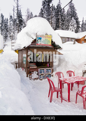 India, Kashmir Gulmarg, Bazaar, la nevicata sulla scelta di stallo del punto Foto Stock