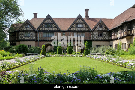 Schloss Cecilienhof, un castello di Potsdam (Germania) con il parco in un ambiente soleggiato Foto Stock