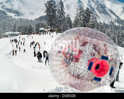 India, Kashmir Gulmarg, Zorb umano palla criceto su piste baby dopo la nevicata Foto Stock