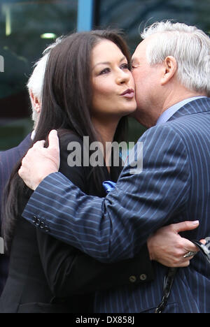 Catherine Zeta-Jones arriva all'ospedale per bambini del Galles per partecipare a un evento per la sua carità ufficiale dell'Arca di Noè, di cui ella è un patrono. Cardiff, Galles - 09.11.12 dotate: Catherine Zeta-Jones arriva all'ospedale per bambini del Galles per partecipare a un evento per la sua carità ufficiale dell'Arca di Noè,di cui ella è un patrono. Quando: 09 Nov 2012 Foto Stock