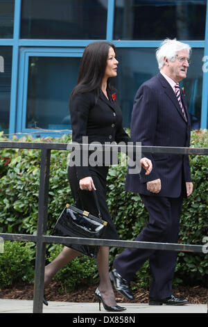 Catherine Zeta-Jones arriva all'ospedale per bambini del Galles per partecipare a un evento per la sua carità ufficiale dell'Arca di Noè, di cui ella è un patrono. Cardiff, Galles - 09.11.12 dotate: Catherine Zeta-Jones arriva all'ospedale per bambini del Galles per partecipare a un evento per la sua carità ufficiale dell'Arca di Noè,di cui ella è un patrono. Quando: 09 Nov 2012 Foto Stock