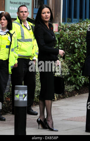 Catherine Zeta-Jones arriva all'ospedale per bambini del Galles per partecipare a un evento per la sua carità ufficiale dell'Arca di Noè, di cui ella è un patrono. Cardiff, Galles - 09.11.12 dotate: Catherine Zeta-Jones arriva all'ospedale per bambini del Galles per partecipare a un evento per la sua carità ufficiale dell'Arca di Noè,di cui ella è un patrono. Quando: 09 Nov 2012 Foto Stock