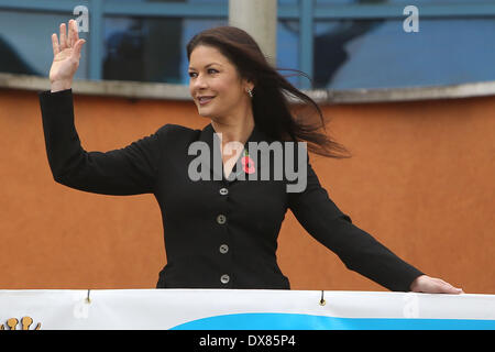 Catherine Zeta-Jones arriva all'ospedale per bambini del Galles per partecipare a un evento per la sua carità ufficiale dell'Arca di Noè, di cui ella è un patrono. Cardiff, Galles - 09.11.12 dotate: Catherine Zeta-Jones arriva all'ospedale per bambini del Galles per partecipare a un evento per la sua carità ufficiale dell'Arca di Noè,di cui ella è un patrono. Quando: 09 Nov 2012 Foto Stock