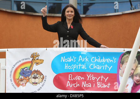 Catherine Zeta-Jones arriva all'ospedale per bambini del Galles per partecipare a un evento per la sua carità ufficiale dell'Arca di Noè, di cui ella è un patrono. Cardiff, Galles - 09.11.12 dotate: Catherine Zeta-Jones arriva all'ospedale per bambini del Galles per partecipare a un evento per la sua carità ufficiale dell'Arca di Noè,di cui ella è un patrono. Quando: 09 Nov 2012 Foto Stock