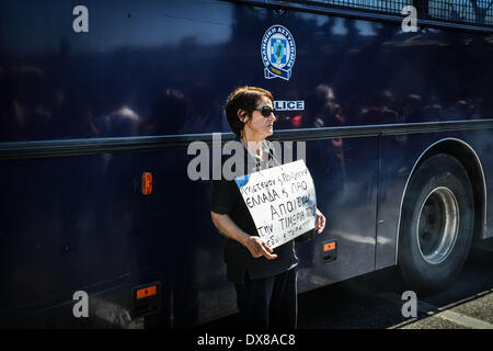 Atene, Grecia. Xix Mar, 2014. Ministeri, uffici fiscali e molte scuole rimangono chiuse per 48 ore su Mercoledì, 19 marzo e giovedì, Marzo 20th. Fino alla fine del 2014 almeno 11.000 dipendenti dello stato perderanno il loro posto di lavoro a causa di licenziamenti nel settore pubblico. Credito: Wassilis Aswestopoulos/NurPhoto/ZUMAPRESS.com/Alamy Live News Foto Stock