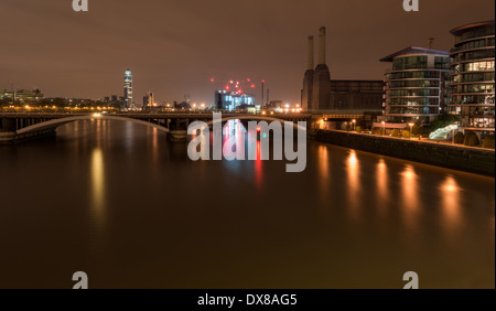 Il fiume Tamigi e Battersea Power Station e sviluppi residenziali da Chelsea Bridge, West London Foto Stock