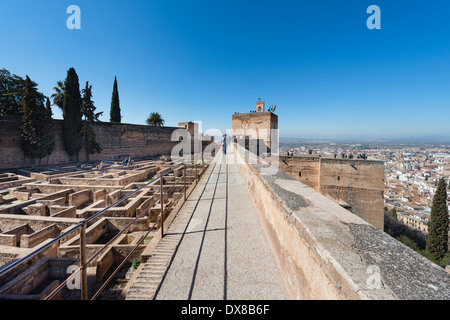 Merli su la Alcazaba che conduce verso la Torre di Guardia, Torre de la Vela Foto Stock