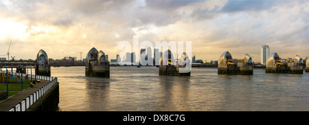 Il Tamigi barriera alimentare sul Fiume Tamigi, East London Foto Stock