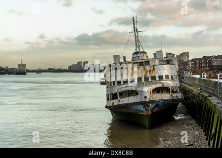 Royal Iris ferry si trova sulle rive del fiume Tamigi, in condizione di abbandonati, arrugginimento lontano e in attesa della sua sorte Foto Stock