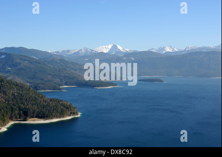 Vista sul lago di Walchen, Walchensee con montagne innevate in inverno, Baviera, Germania Foto Stock