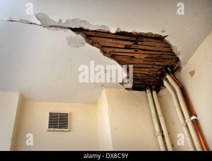 Il gesso si sono allontanati da un'acqua danneggiato soffitto REGNO UNITO Foto Stock