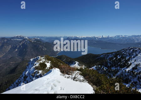 Vista sul lago di Walchen, Walchensee dal vertice Herzogstand in inverno, Baviera, Germania Foto Stock