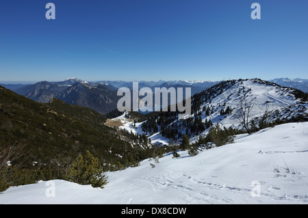 Vista sul lago di Walchen, Walchensee dal Herzogstand sentiero escursionistico in inverno, Baviera, Germania Foto Stock