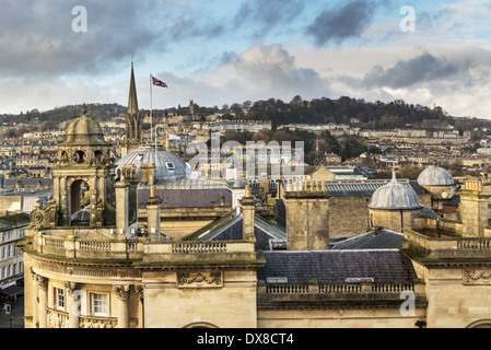 Vista sui tetti di bagno, Somerset, guardando verso nord attraverso la High Street il campanile della chiesa di San Michele e senza Foto Stock