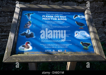 Si prega di non alimentare gli uccelli informazioni pubbliche segno bakewell derbyshire England Regno Unito Foto Stock